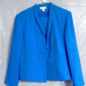 Women’s 3 pc suit includes jacket, blouse & skirt